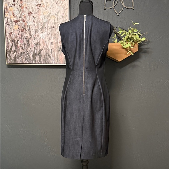 Elegant Black Sleeveless Dress - Picture 2 of 4